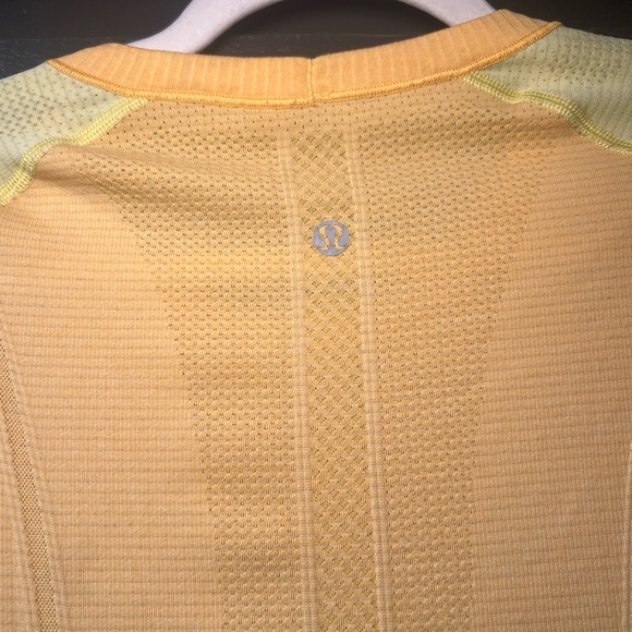Lululemon active / running shirt - Picture 5 of 7
